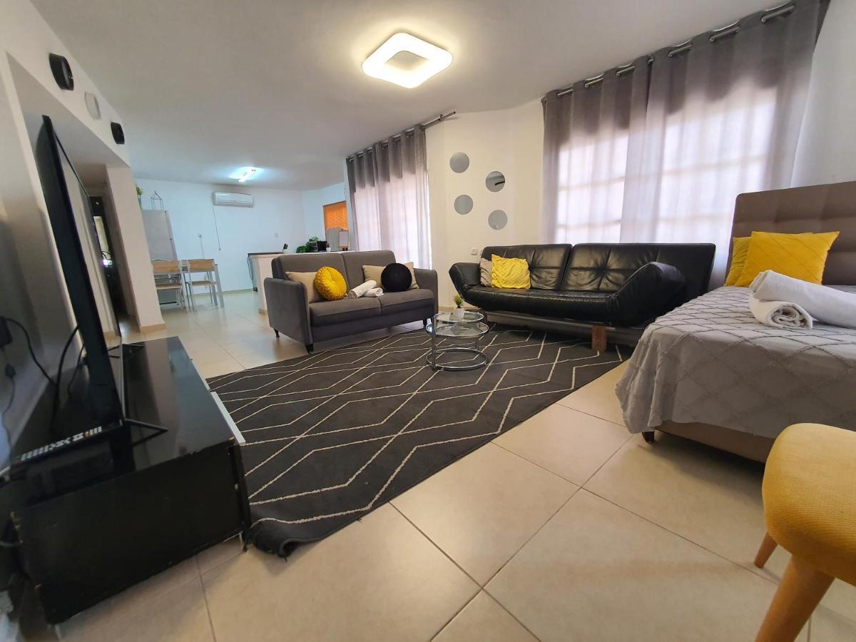 Barak Royal Suites 20 Garden Jacuzzi - ג'קוזי בחצר Eilat Esterno foto
