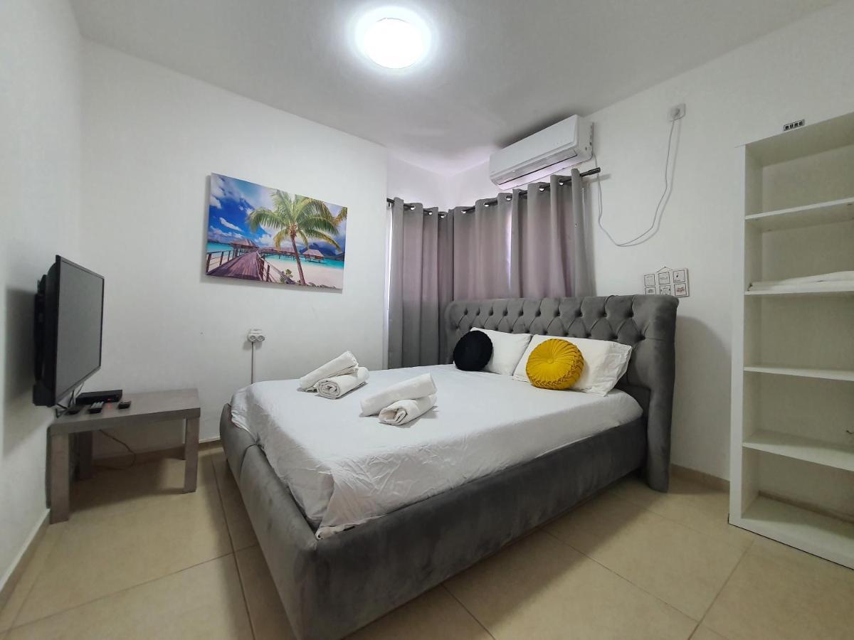 Barak Royal Suites 20 Garden Jacuzzi - ג'קוזי בחצר Eilat Esterno foto