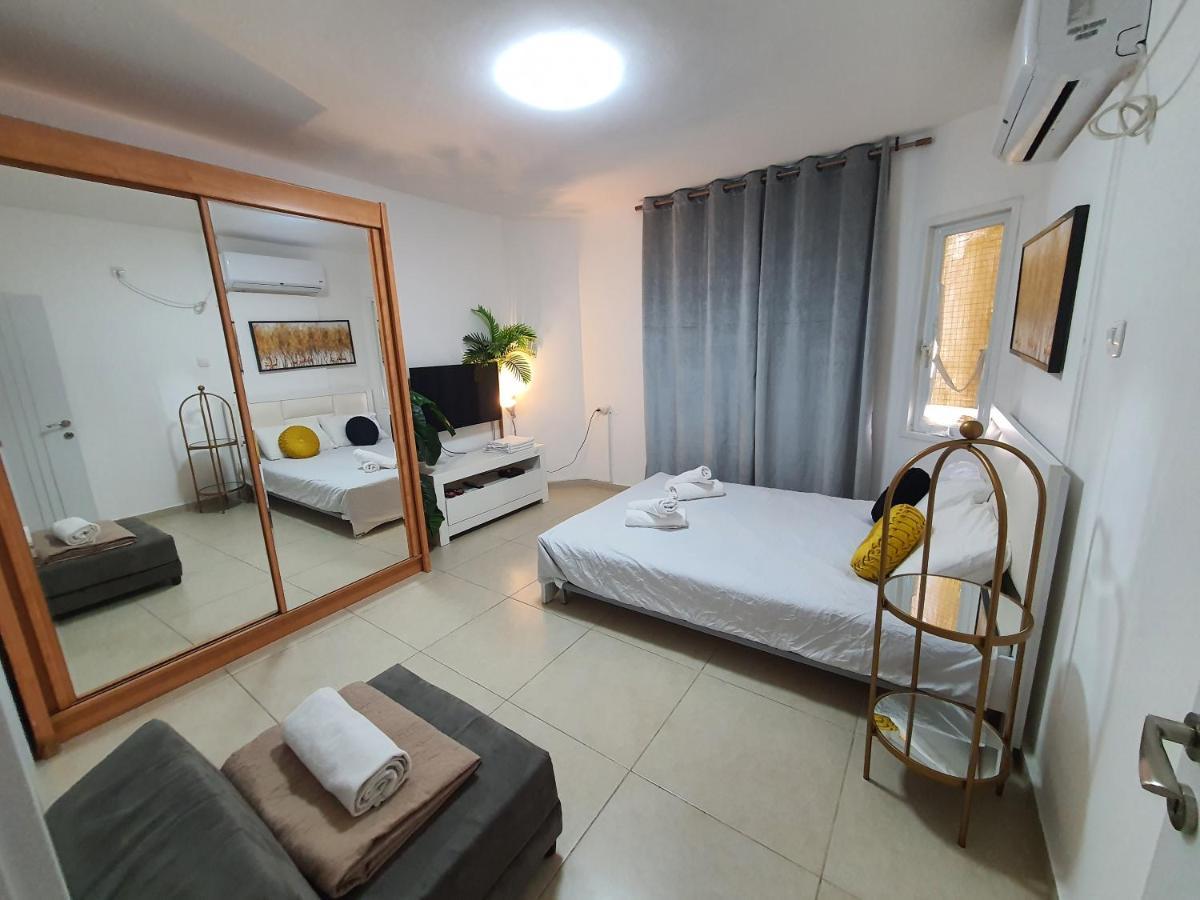 Barak Royal Suites 20 Garden Jacuzzi - ג'קוזי בחצר Eilat Esterno foto