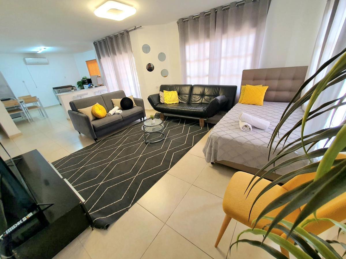 Barak Royal Suites 20 Garden Jacuzzi - ג'קוזי בחצר Eilat Esterno foto