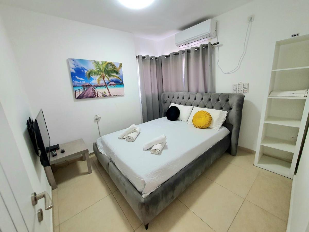 Barak Royal Suites 20 Garden Jacuzzi - ג'קוזי בחצר Eilat Esterno foto