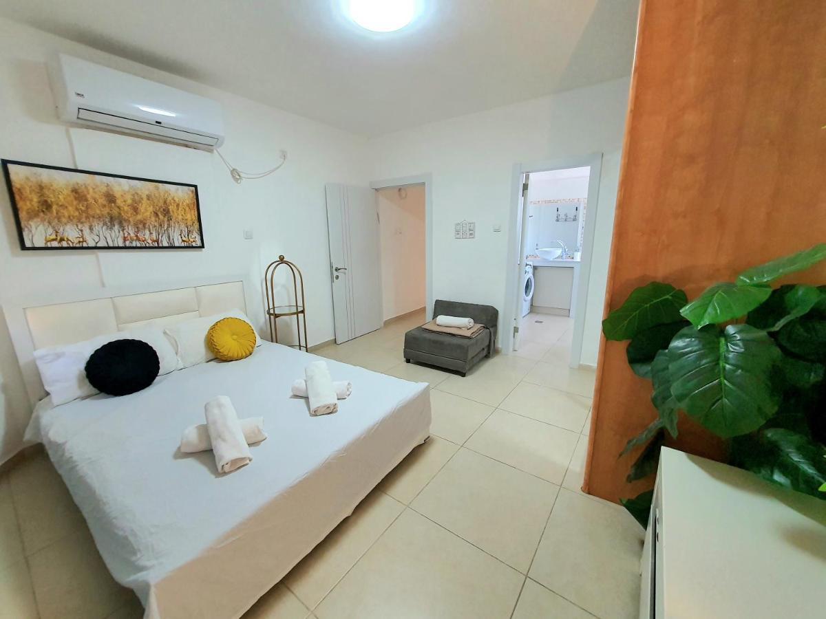 Barak Royal Suites 20 Garden Jacuzzi - ג'קוזי בחצר Eilat Esterno foto